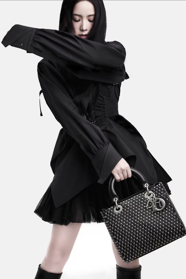 Kampanye dengan konsep hitam-putih ini dibuat untuk membangkitkan ‘modernitas feminin’ yang menangkap esensi gaya seorang Jisoo. Foto: dok. Dior