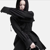 Kampanye dengan konsep hitam-putih ini dibuat untuk membangkitkan ‘modernitas feminin’ yang menangkap esensi gaya seorang Jisoo. Foto: dok. Dior