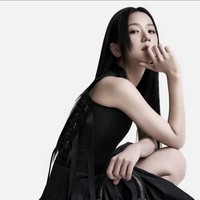 Penyanyi sekaligus aktris ini menampilkan versi berbeda dari tas Lady Dior yang kini menjadi ikon.  Foto: dok. Dior
