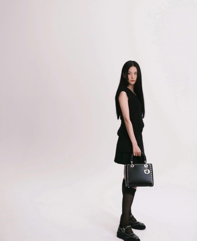 Siluet kotak khas tas ini diperkuat oleh gantungan tas ‘DIOR’, yang memperkuat ekspresi diri dan gaya klasik yang tak lekang waktu. Foto: dok. Dior