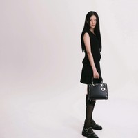 Siluet kotak khas tas ini diperkuat oleh gantungan tas ‘DIOR’, yang memperkuat ekspresi diri dan gaya klasik yang tak lekang waktu. Foto: dok. Dior