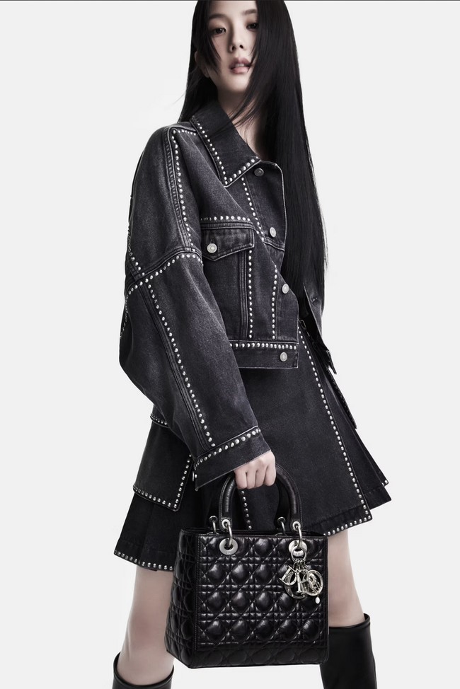 Gaya edgy juga ditunjukkan lewat padanan jaket denim, jas, hingga chunky boots.  Foto: dok. Dior