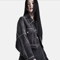 Gaya edgy juga ditunjukkan lewat padanan jaket denim, jas, hingga chunky boots.  Foto: dok. Dior