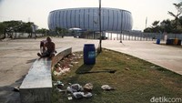 Sampah tampak berserakan di kawasan Jakarta International Stadium (JIS).  