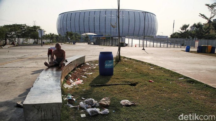 Jorok! Sampah Berserakan di Kawasan JIS Sejumlah warga beraktivitas di antara sampah berserakan di kawasan Jakarta International Stadium (JIS), Jakarta Utara, Rabu (18/9/2024).
