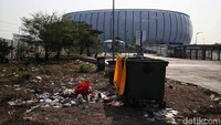 Sampah terlihat di sejumlah titik di kawasan stadion berstandar internasional tersebut. Sampah terlihat di sejumlah titik di kawasan stadion berstandar internasional tersebut.
