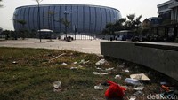 Perilaku pengunjung yang suka membuang sampah sembarangan membuat kawasan JIS menjadi kotor. Perilaku pengunjung yang suka membuang sampah sembarangan membuat kawasan JIS menjadi kotor.