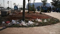Selain bikin kotor, sampah itu juga akan menimbulkan bau. Selain bikin kotor, sampah itu juga akan menimbulkan bau.