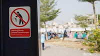 Padahal plang larangan buang sampah sembarangan telah terpampang di kawasan JIS. Namun sampah dari pengunjung masih terlihat berserakan.  