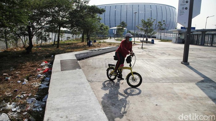 Jorok! Sampah Berserakan di Kawasan JIS Sejumlah warga beraktivitas di antara sampah berserakan di kawasan Jakarta International Stadium (JIS), Jakarta Utara, Rabu (18/9/2024).