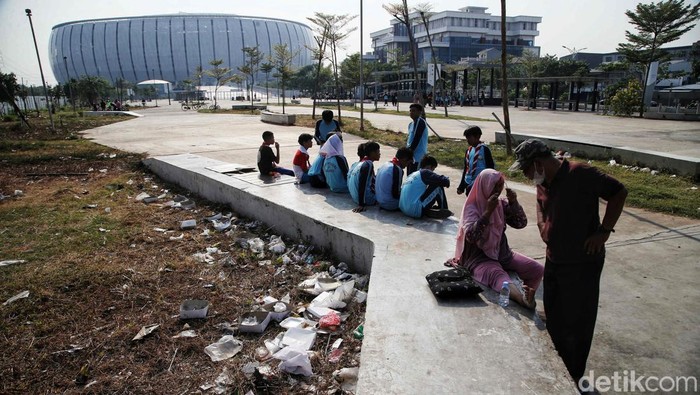 Jorok! Sampah Berserakan di Kawasan JIS Sejumlah warga beraktivitas di antara sampah berserakan di kawasan Jakarta International Stadium (JIS), Jakarta Utara, Rabu (18/9/2024).