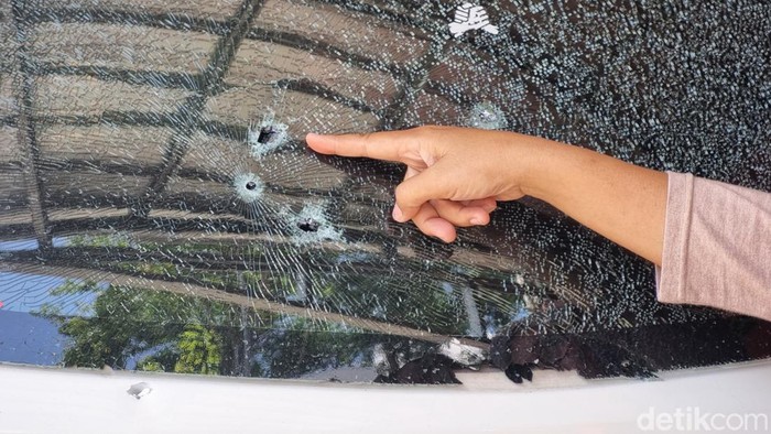 Kaca bagian belakang mobil yang menjadi sasaran teror penembakan di Bogoran, Trirenggo, Bantul, Rabu (18/9/2024).