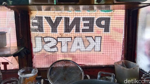 Kaca lapak pedagang di Kebonjati Kota Bandung pecah setelah diduga dirusak sejumlah orang