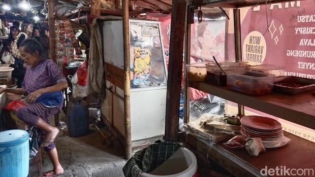 Kaca lapak pedagang di Kebonjati Kota Bandung pecah setelah diduga dirusak sejumlah orang