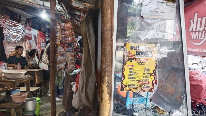 Kaca lapak pedagang di Kebonjati Kota Bandung pecah setelah diduga dirusak sejumlah orang