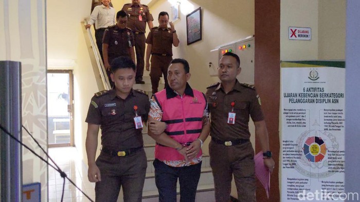 Kades Tambakrejo bernama Suratman ditahan Kejari Tulungagung