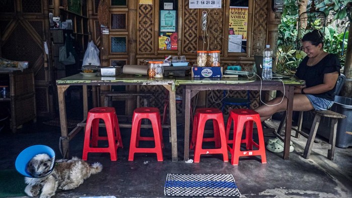 Warga duduk di warung kawasan Kampung Wisata Cokrodiningratan, Yogyakarta, Rabu (18/9/2024). Pemerintah Kota Yogyakarta membranding dan mengenalkan kembali Kampung Cokrodiningratan sebagai kampung wisata hingga diharapkan dapat meningkatkan perekonomian dan kesejahteraan masyarakat setempat sekaligus dapat berkontribusi pada kemajuan destinasi pariwisata di Kota Yogyakarta. ANTARA FOTO/Mohammad Ayudha/agr