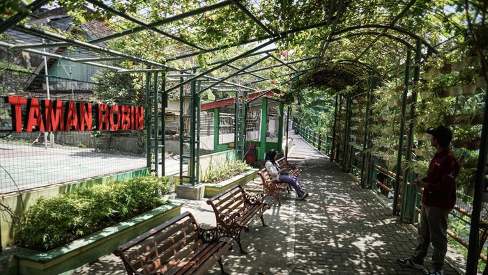 Kampung Wisata Cokrodiningratan Yogyakarta Warga duduk di warung kawasan Kampung Wisata Cokrodiningratan, Yogyakarta, Rabu (18/9/2024). Pemerintah Kota Yogyakarta membranding dan mengenalkan kembali Kampung Cokrodiningratan sebagai kampung wisata hingga diharapkan dapat meningkatkan perekonomian dan kesejahteraan masyarakat setempat sekaligus dapat berkontribusi pada kemajuan destinasi pariwisata di Kota Yogyakarta. ANTARA FOTO/Mohammad Ayudha/agr