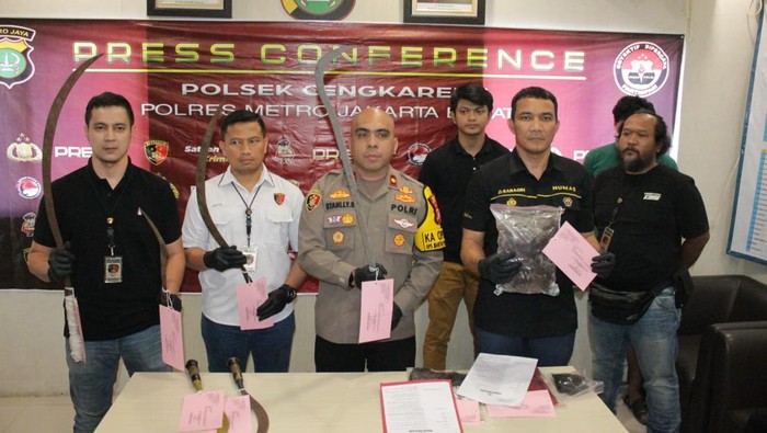 kata Kapolsek Cengkareng, Polres Metro Jakarta Barat, Kompol Stanlly Soselisa, saat memberikan keterangan pers soal kasus tawuran di Cengkareng.