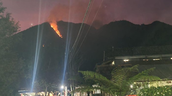 Situasi Gunung Telomoyo wilayah Dusun Tolokan, Desa Nogosaren, Kecamatan Getasan, Kabupaten Semarang yang terbakar, Rabu (18/9/2024).