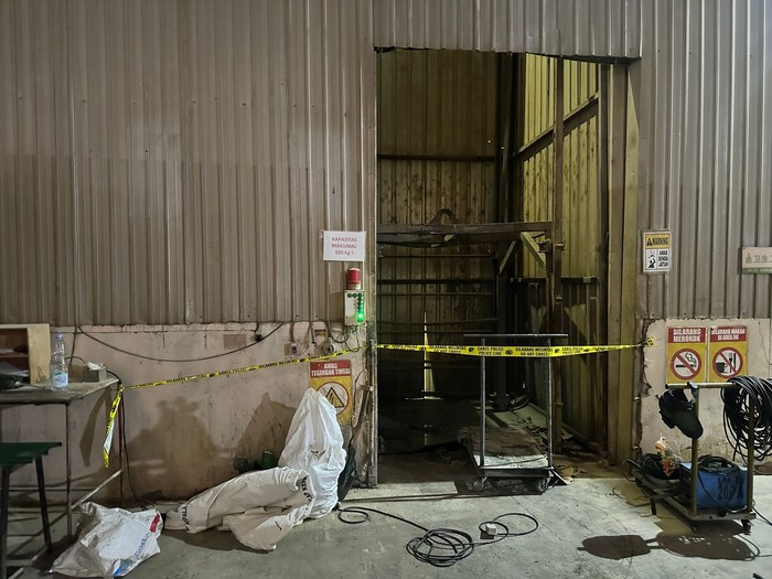 kecelakaan kerja lift jatuh tewaskan 2 orang di Mojokerto