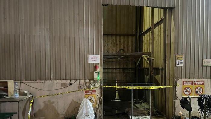 kecelakaan kerja lift jatuh tewaskan 2 orang di Mojokerto