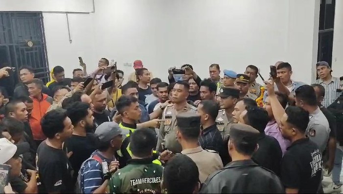 Ketua dan 2 anggota KPU Labura tidak dibolehkan keluar kantor oleh pendukung Hendri-Samsul. (Dok. Istimewa)