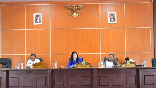 Ketua dan wakil ketua sementara DPRD Manggarai Barat periode 2024-2029 Yopi Widiyanti dan Rikardus Jani memimpin rapat paripurna penetapan enam fraksi, Rabu (18/9/2024). (Foto: Istimewa)