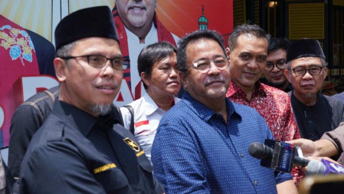 Ketua DPW Partai Ummat Jakarta Imawan Renwarin (kiri) dan bakal calon wakil gubernur DKI Jakarta Rano Karno (kanan) dalam pertemuannya di Warung Garasi Si Doel, Jakarta, Rabu (18/9/2024).