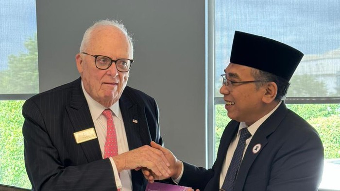Gus Yahya menghadiahkan buku The Proceedings of the R20: G20 Religious Forum kepada Dr. Edwin Fuelner, pendiri The Hetitage Foundation di Washington, DC, Amerika Serikat, Senin, 16 September 2024.