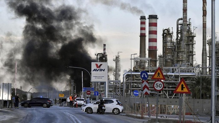 Fire burns at a major oil refinery that prompted Greek authorities to issue an evacuation alert for the surrounding area, near the seaside town of Agii Theodori, some 70 kilometers (40 miles) from Athens, Greece, Tuesday, Sept. 17, 2024. (AP Photo/Vasilis Psomas)