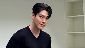 “Saya mendengarkan rekaman penutur asli 1.000 kali per baris,” ungkap Kim Woo Bin soal perjuangannya. Foto: Instagram @____kimwoobin