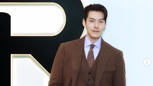 Bahkan di sela pemotretan pun, Woo Bin masih dengerin rekaman bahasa Arab biar pelafalannya sempurna. Foto: dok. Instagram @____kimwoobin