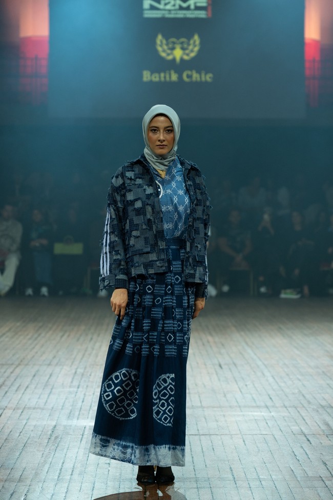 Fashion show koleksi Batik Chic by Novita Yunus di IN2MF Paris 2024. Batik Chic menghadirkan busana Fyang memadukan kain ecoprint mewah dan sutra Garut. Foto: dok. Batik Chic by Novita Yunus.