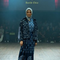 Fashion show koleksi Batik Chic by Novita Yunus di IN2MF Paris 2024. Batik Chic menghadirkan busana Fyang memadukan kain ecoprint mewah dan sutra Garut. Foto: dok. Batik Chic by Novita Yunus.