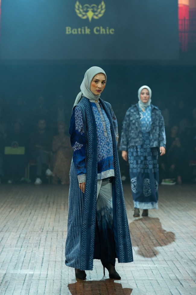 Fashion show koleksi Batik Chic by Novita Yunus di IN2MF Paris 2024. Batik Chic menghadirkan busana Fyang memadukan kain ecoprint mewah dan sutra Garut. Foto: dok. Batik Chic by Novita Yunus.