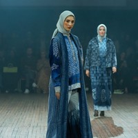 Fashion show koleksi Batik Chic by Novita Yunus di IN2MF Paris 2024. Batik Chic menghadirkan busana Fyang memadukan kain ecoprint mewah dan sutra Garut. Foto: dok. Batik Chic by Novita Yunus.