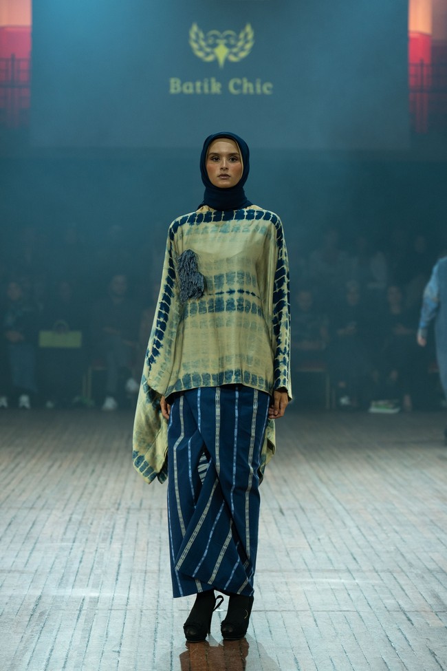 Fashion show koleksi Batik Chic by Novita Yunus di IN2MF Paris 2024. Batik Chic menghadirkan busana Fyang memadukan kain ecoprint mewah dan sutra Garut. Foto: dok. Batik Chic by Novita Yunus.