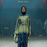 Fashion show koleksi Batik Chic by Novita Yunus di IN2MF Paris 2024. Batik Chic menghadirkan busana Fyang memadukan kain ecoprint mewah dan sutra Garut. Foto: dok. Batik Chic by Novita Yunus.