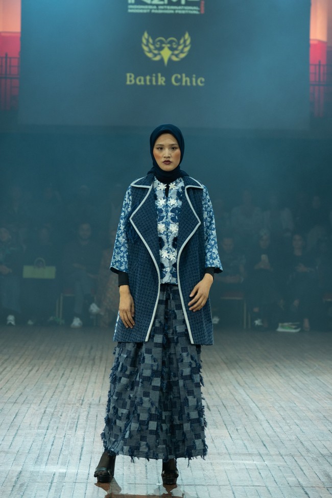 Fashion show koleksi Batik Chic by Novita Yunus di IN2MF Paris 2024. Batik Chic menghadirkan busana Fyang memadukan kain ecoprint mewah dan sutra Garut. Foto: dok. Batik Chic by Novita Yunus.