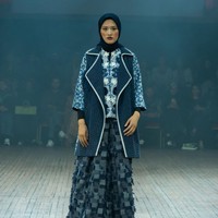 Fashion show koleksi Batik Chic by Novita Yunus di IN2MF Paris 2024. Batik Chic menghadirkan busana Fyang memadukan kain ecoprint mewah dan sutra Garut. Foto: dok. Batik Chic by Novita Yunus.