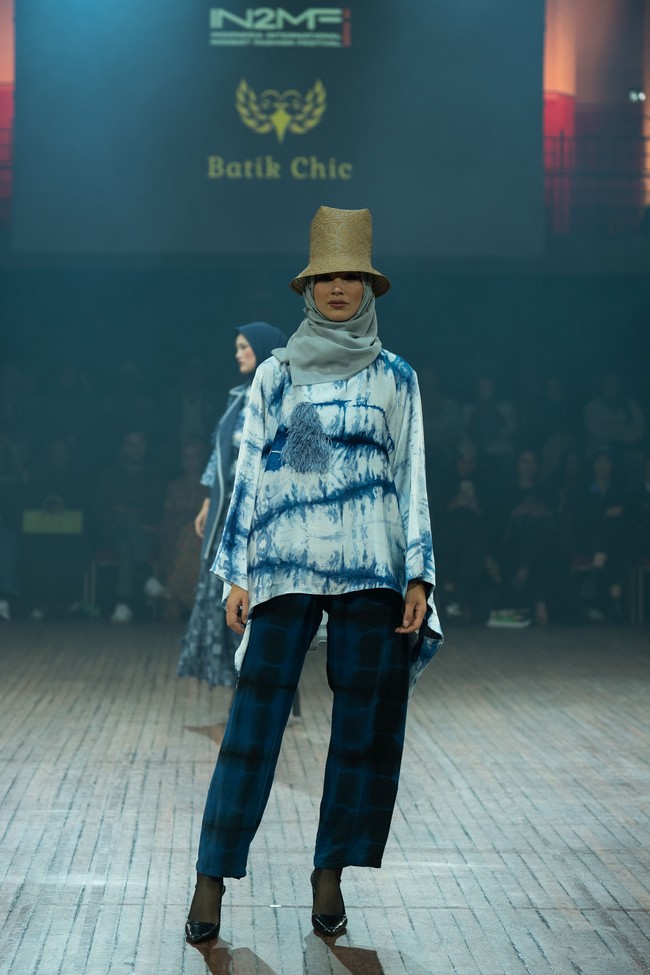 Fashion show koleksi Batik Chic by Novita Yunus di IN2MF Paris 2024. Batik Chic menghadirkan busana Fyang memadukan kain ecoprint mewah dan sutra Garut. Foto: dok. Batik Chic by Novita Yunus.