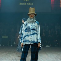 Fashion show koleksi Batik Chic by Novita Yunus di IN2MF Paris 2024. Batik Chic menghadirkan busana Fyang memadukan kain ecoprint mewah dan sutra Garut. Foto: dok. Batik Chic by Novita Yunus.