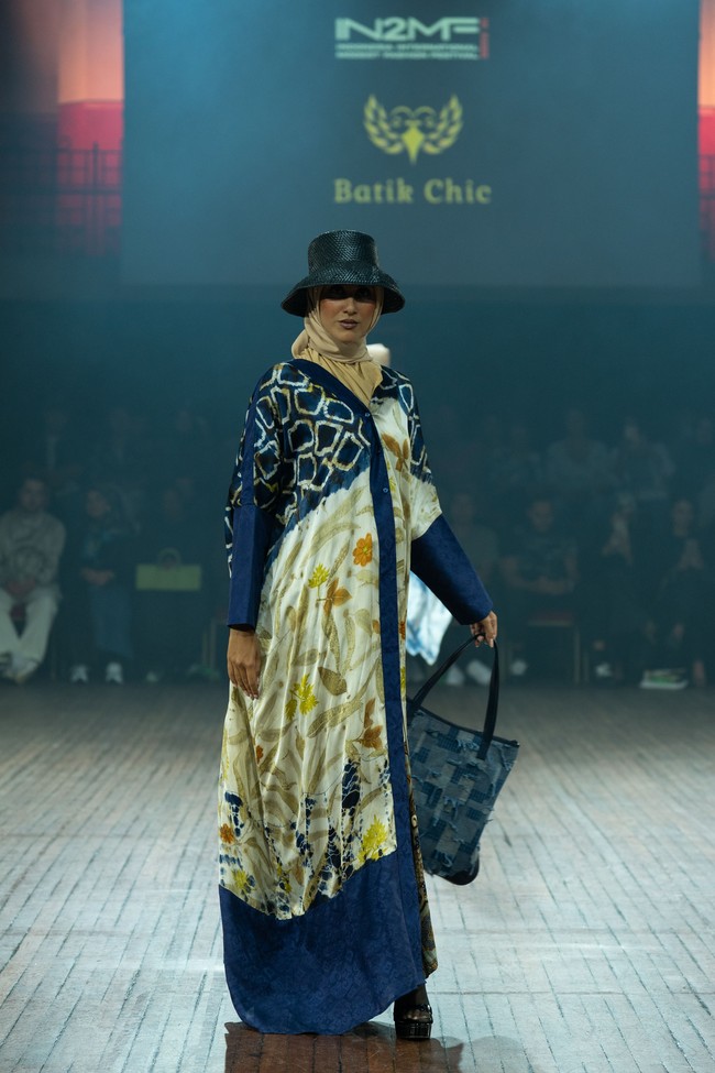 Fashion show koleksi Batik Chic by Novita Yunus di IN2MF Paris 2024. Batik Chic menghadirkan busana Fyang memadukan kain ecoprint mewah dan sutra Garut. Foto: dok. Batik Chic by Novita Yunus.