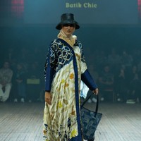 Fashion show koleksi Batik Chic by Novita Yunus di IN2MF Paris 2024. Batik Chic menghadirkan busana Fyang memadukan kain ecoprint mewah dan sutra Garut. Foto: dok. Batik Chic by Novita Yunus.