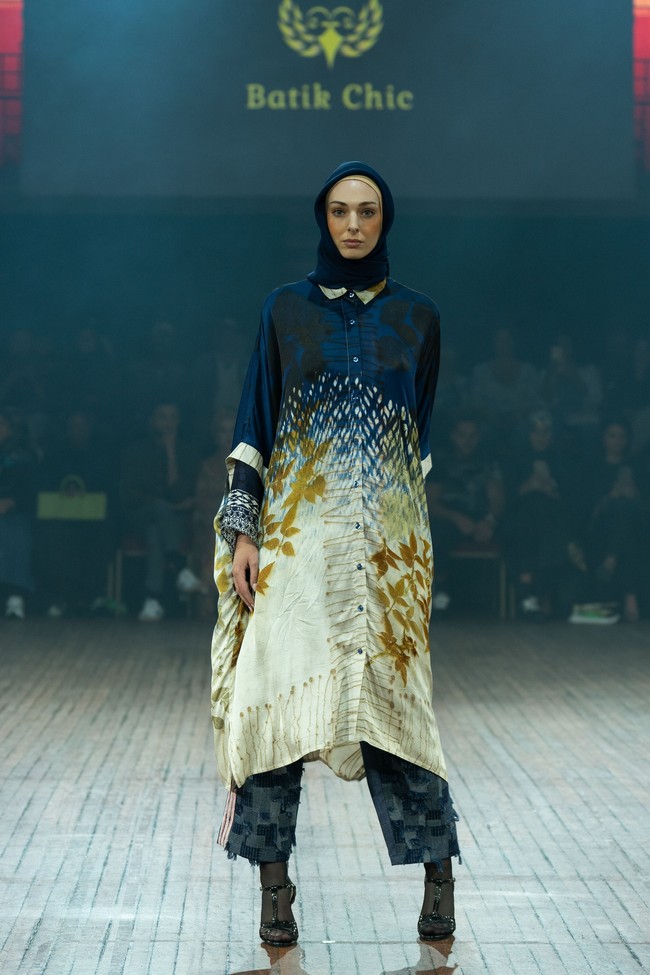 Fashion show koleksi Batik Chic by Novita Yunus di IN2MF Paris 2024. Batik Chic menghadirkan busana Fyang memadukan kain ecoprint mewah dan sutra Garut. Foto: dok. Batik Chic by Novita Yunus.