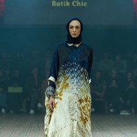 Fashion show koleksi Batik Chic by Novita Yunus di IN2MF Paris 2024. Batik Chic menghadirkan busana Fyang memadukan kain ecoprint mewah dan sutra Garut. Foto: dok. Batik Chic by Novita Yunus.