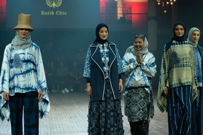 Fashion show koleksi Batik Chic by Novita Yunus di IN2MF Paris 2024. Batik Chic menghadirkan busana Fyang memadukan kain ecoprint mewah dan sutra Garut. Foto: dok. Batik Chic by Novita Yunus.