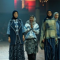 Fashion show koleksi Batik Chic by Novita Yunus di IN2MF Paris 2024. Batik Chic menghadirkan busana Fyang memadukan kain ecoprint mewah dan sutra Garut. Foto: dok. Batik Chic by Novita Yunus.