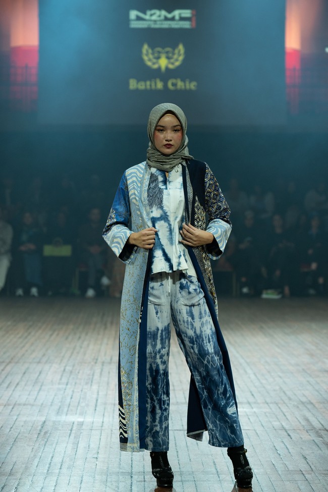 Fashion show koleksi Batik Chic by Novita Yunus di IN2MF Paris 2024. Batik Chic menghadirkan busana Fyang memadukan kain ecoprint mewah dan sutra Garut. Foto: dok. Batik Chic by Novita Yunus.
